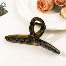 Elegant Tortoiseshell Cross Hair Clutcher – Stylish & Durable Grip Clip