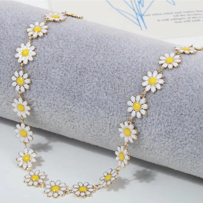 Cute Daisy Flower Choker Necklace in Floral Design
