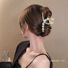 Floral Rhinestone Clutcher – Elegant Pearl Blossom Design for Updos