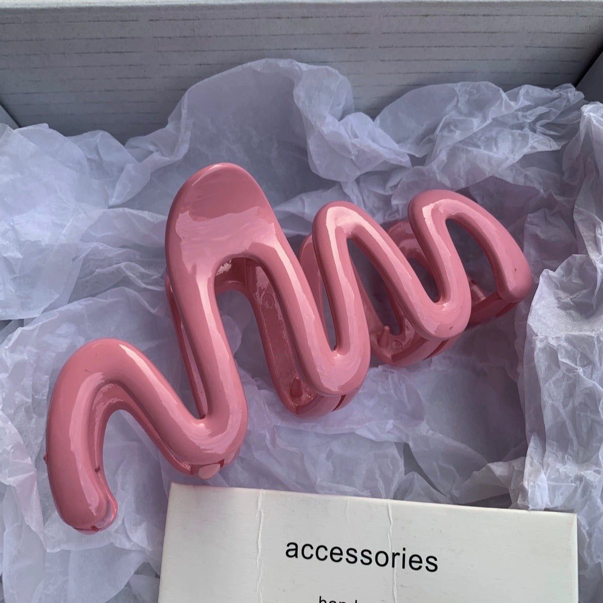 Glossy Wave Hair Clutcher – Vibrant Pink Statement Accessory
