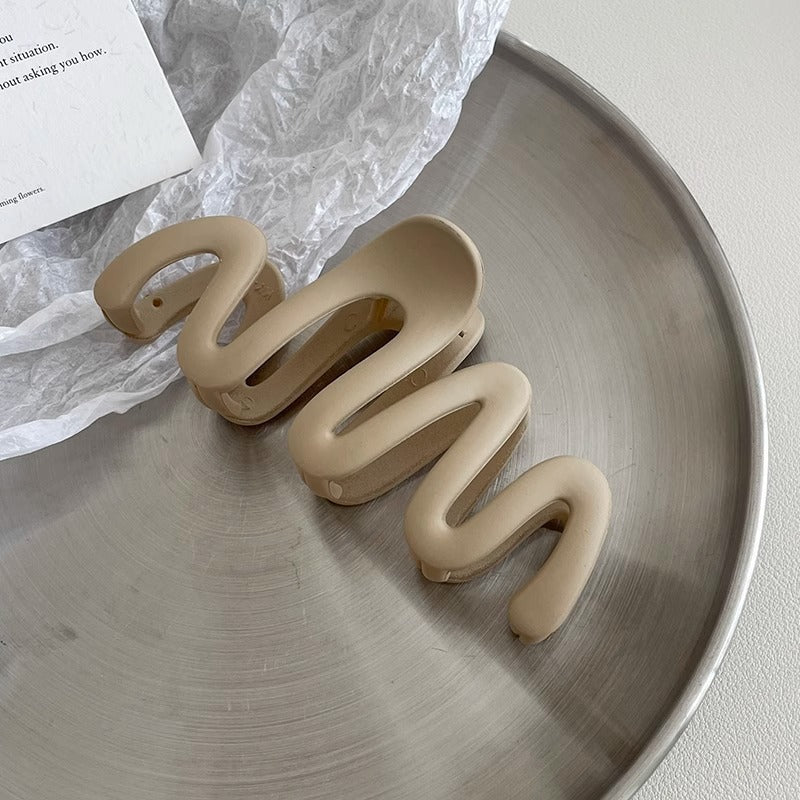 Matte Wave Hair Clutcher – Minimalist Beige Design for Everyday Style