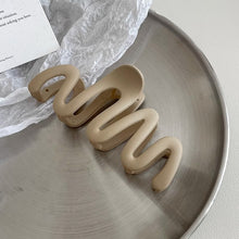 Matte Wave Hair Clutcher – Minimalist Beige Design for Everyday Style