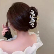 Elegant Lily Bloom Hair Clutcher – Rhinestone Bow & Pearl Drop Design